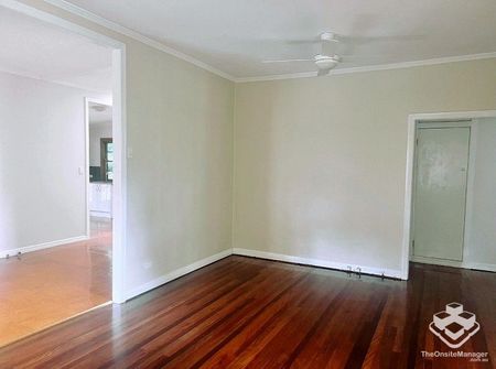 Charming Family Home in Yeronga - Photo 2