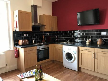 3 bedroom flat to rent - Photo 3