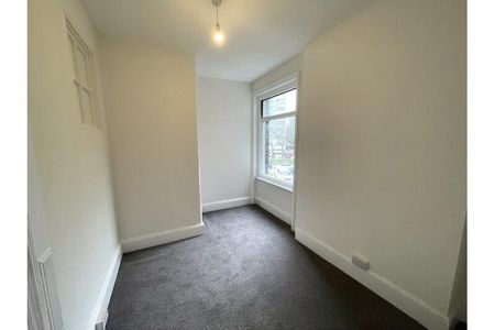 4 bedroom flat to rent - Photo 3