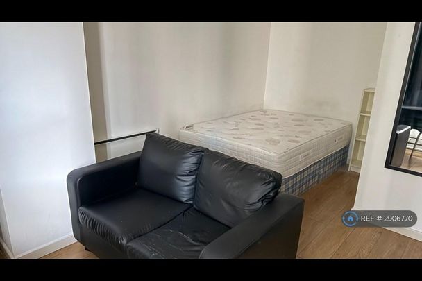 Studio to rent - Photo 1