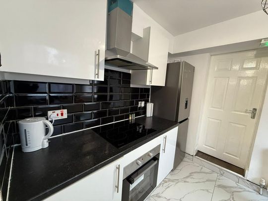 1 bedroom in a house share to rent - Photo 1