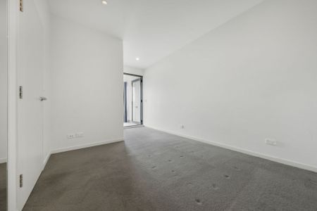 Light-Filled 2-Bedroom Apartment with Oversized Terrace - Photo 3