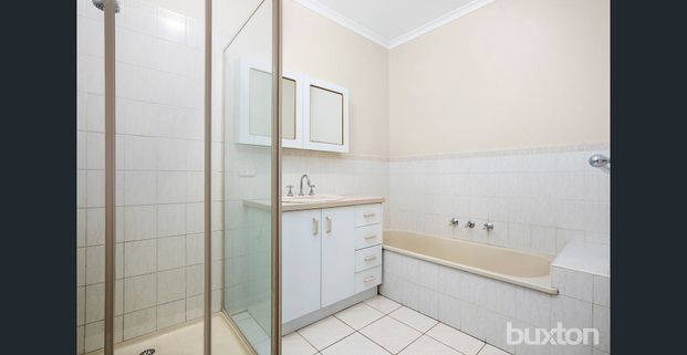 Immaculate three-bedroom home in a sought-after location - Photo 1