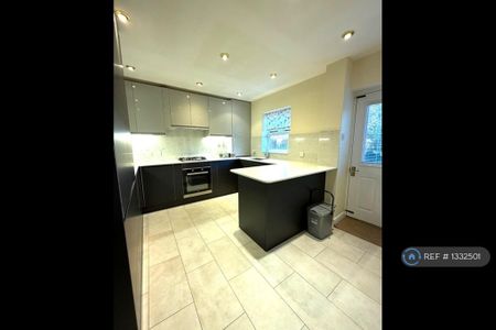 4 bedroom detached house to rent - Photo 3