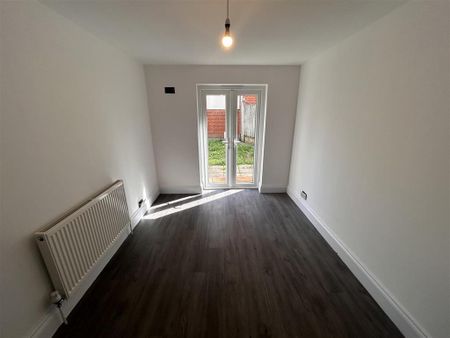 3 bedroom flat to rent - Photo 2