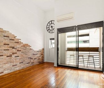 Central and spacious 2 bedroom loft apartment in Fortitude Valley - Photo 2
