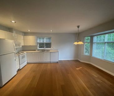 Bright and Spacious 2 Bedrooms - Ground Level Suite - Photo 3