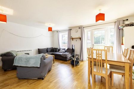 3 bedroom 1 bath close to Seven Sisters Road station with a garden - Photo 2