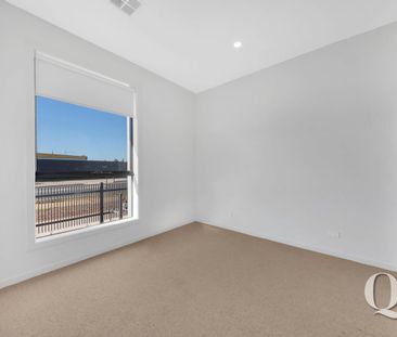 Modern Elegance in Aintree: Your Dream Home Awaits! - Photo 3