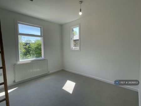 3 bedroom flat to rent - Photo 2