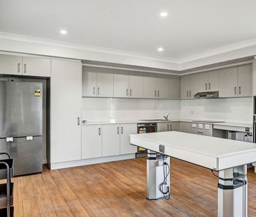 Spacious Family Home in Peaceful Mount Louisa - Modern Comfort, Gre... - Photo 5