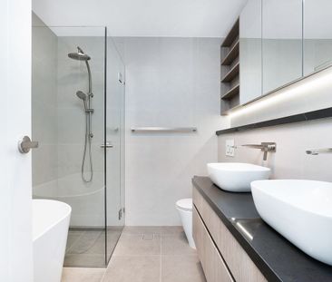 Stylish & Luxurious Tri-Level Townhouse - Photo 3