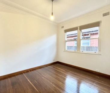 Spacious three-bedroom home in convenient location - Photo 6