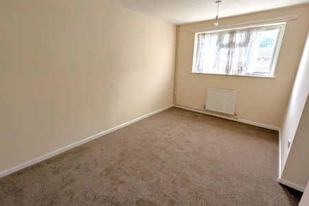 Colliers Close, Woking - 2 bedrooms Property for lettings - Seymours - Photo 5