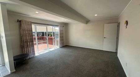 Spacious Three Bedroom Property in Te Atatu - Photo 3