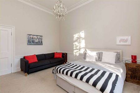 Enchanting five bedroom detached Georgian family house which sits in exceptional private walled grounds. - Photo 3