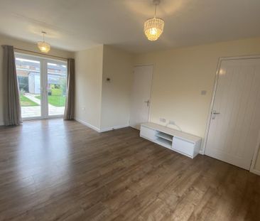 Hollyfield - Photo 2