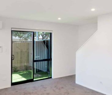 Modern home in Waterloo - Photo 3