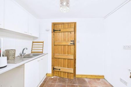 4 bedroom semi-detached house to rent - Photo 5