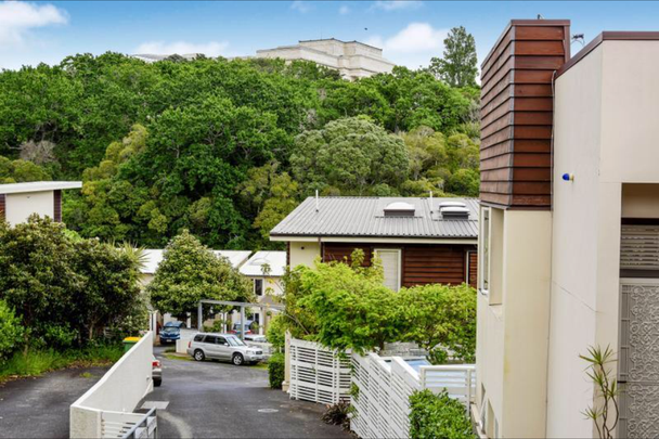 Newly Rennovated Parnell Townhouse with Amenities - Photo 1