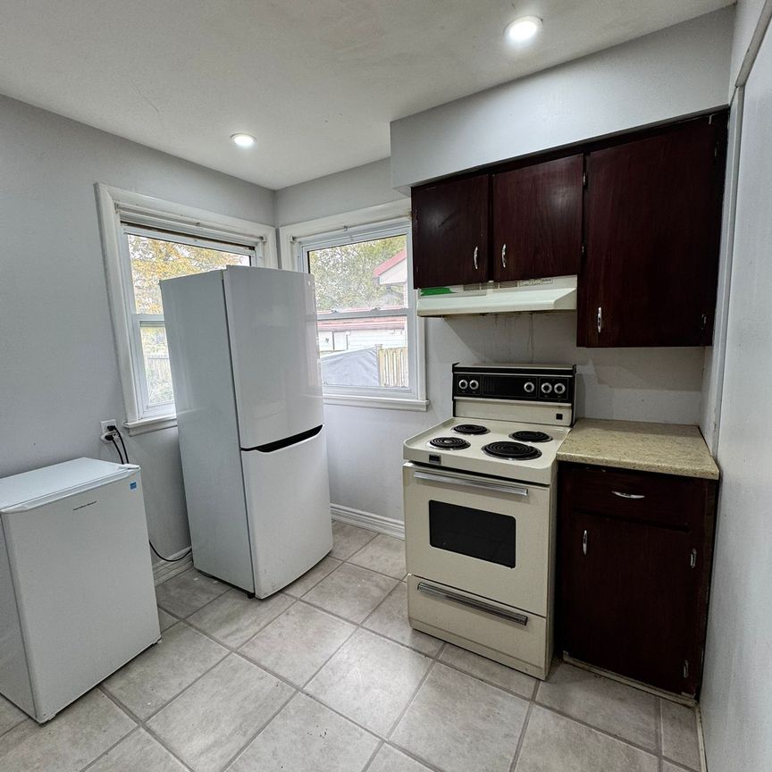 For Lease - 104 Queenston Crescent, London East, Ontario - Photo 1