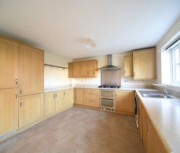 4 bedroom semi-detached house to rent - Photo 2
