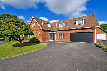 A beautifully refurbished three-bedroom detached home in the sought-after Tudor Park, finished to a high standard with modern, flexible living ideal for families or profession - Photo 4