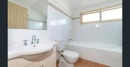 Beautifully Appointed Townhouse, Easy-care and convenient Hills living - Photo 3