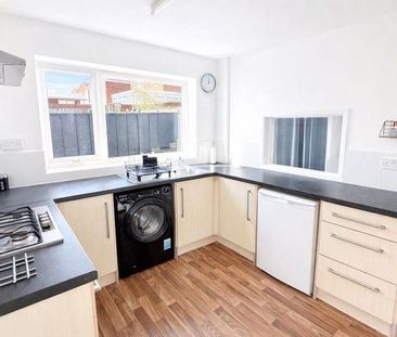 3 bedroom semi-detached house to rent - Photo 5