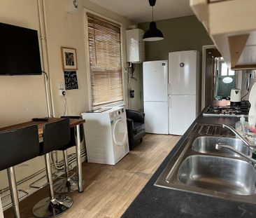 Brazil Street (6 bed) - Photo 1