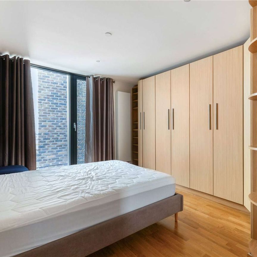 Furnished Four Double Bedroom townhouse with a garage and roof terrace on the centrally located Southern Street. - Photo 1