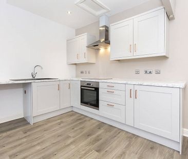 A stunning top floor apartment in this handsome bay fronted period ... - Photo 2