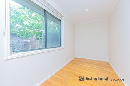 Luxury Townhouse in Prime Location! - Photo 2