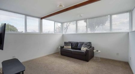 Three bedroom low-maintenance home - Photo 5