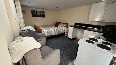 1 bedroom in a house share to rent - Photo 4