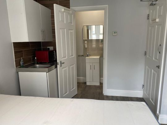 Studio Flat, Oval Road, CR0 - Photo 1