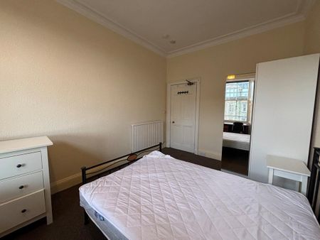 4 bedroom flat to rent - Photo 2