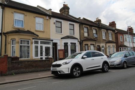 3 bedroom terraced house to rent - Photo 3