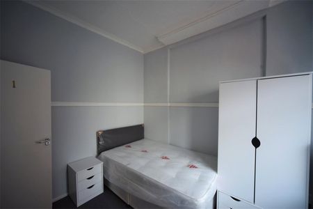 4 Bedroom Terraced - Photo 2