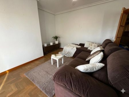 AMPLIO PISO DE TRES DORMITORIOS CON GARAJE - ALQUILER LARGA TEMPORADA - Photo 2