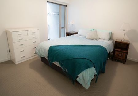 Spacious 2 bedroom apartment with views over Wellington's Waitangi Park and Oriental Parade - Photo 5