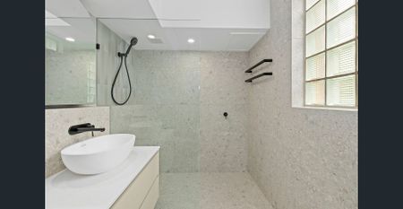 Stunning 3 Bedroom Apartment - overlooking Fawkner Park - Photo 2