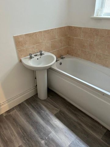 2 bedroom ground floor flat to rent - Photo 4