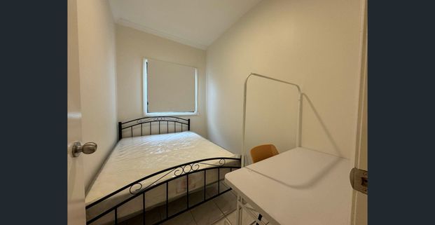 Comfortable Single Room for Rent in the Heart of Campsie - Photo 1