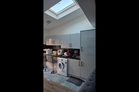 Room in a Shared House, Stirling Road, E17 - Photo 4