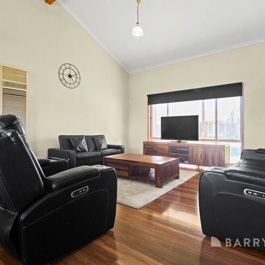 Stylish & Convenient 3-Bedroom Gem in Central Pakenham - Photo 1