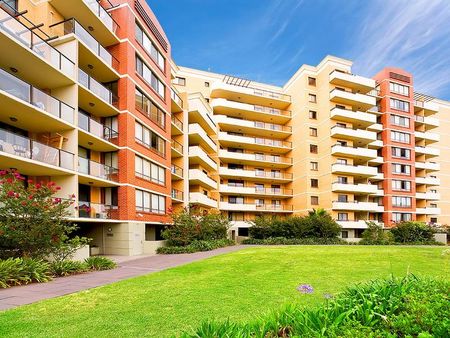 SPACIOUS ONE BEDROOM APARTMENT - LAMINATE TIMBER FLOORING THROUGHOUT - Photo 2