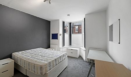 Modern 5-Bed Student Home with Double Bedrooms in a Great Location - Photo 2