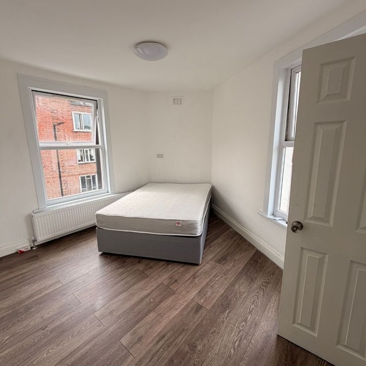 4 Bed Flat, Well St, E9 - Photo 1