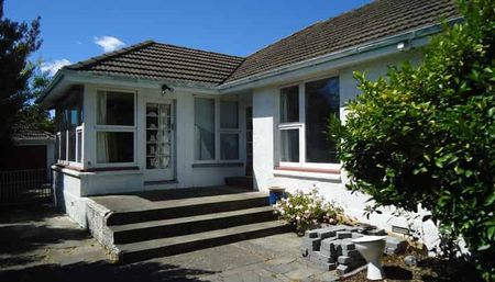 Three bedroom home, available now! - Photo 2